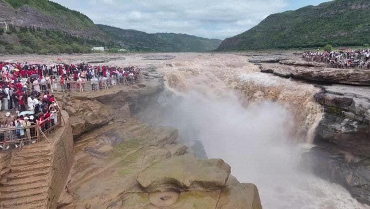 Cina: il coro di 1000 persone alle cascate di Hukou intona la "Canzone del Fiume Giallo"