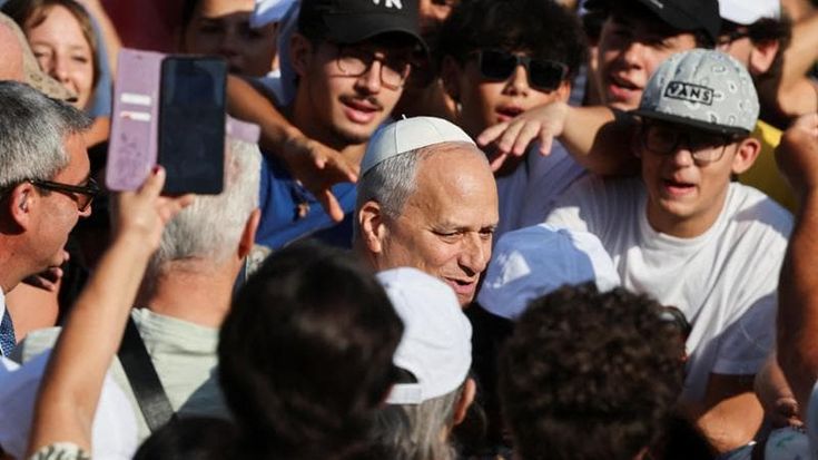 Leone XIV tra i giovani a Assisi: “Potenti del mondo sovrastano gli altri, no a muri di pregiudizio”