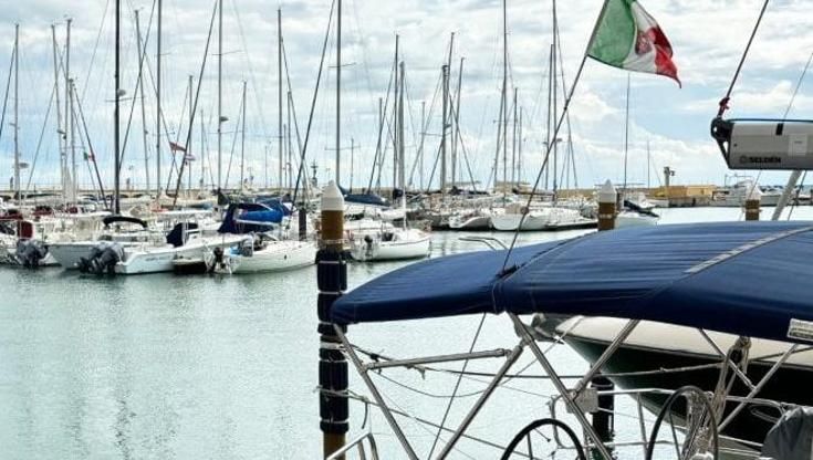 Si getta in auto con la moglie nel porto di Cattolica: entrambi salvati dai passanti. Poi lui fugge