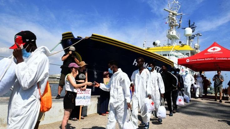 Rifugiati, si apre il fronte svizzero. Via libera ai trasferimenti in Italia