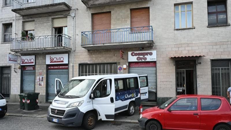 Spaccata al compro oro di strada San Mauro: furgone usato come ariete