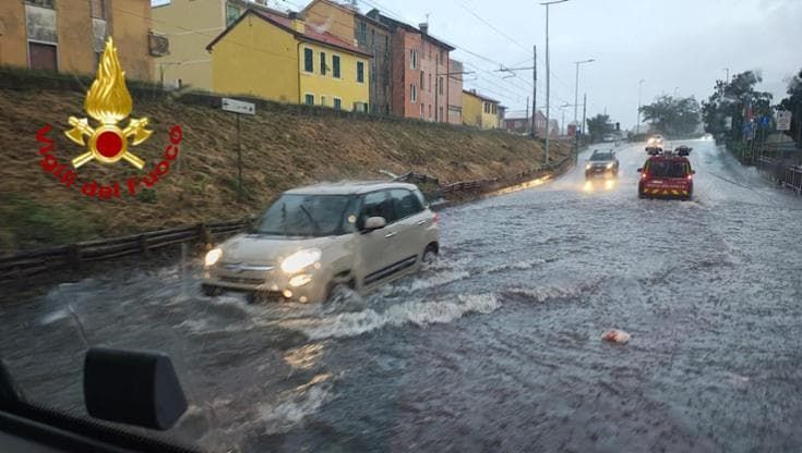 Temporali in Liguria, treno colpito da un fulmine e allagamenti nel Tigullio