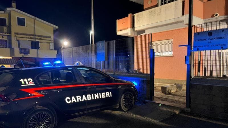 Complimenti alla madre, poi la furia: accoltella l’amico al collo e sfiora la giugulare