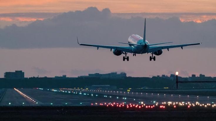 Aerei, Londra cambia le rotte atlantiche. “In volo più in alto, senza scia: ridurremo le emissioni”