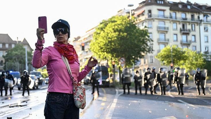 Videoriprendere in pubblico (anche la polizia) non è un crimine ma non è un diritto assoluto