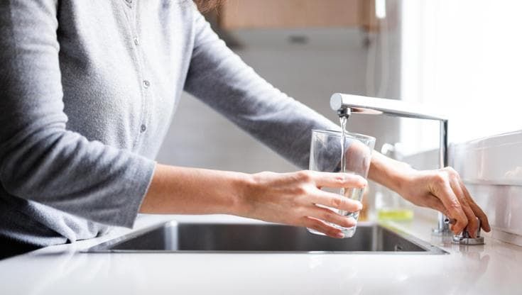 Quanta acqua bere con il caldo? Consigli per i sani (e per chi ha i reni un po’ malconci)