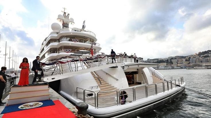 “Meloni leader mondiale”: l’ambasciatore Usa Fertitta fra lusso, kitsch e politica sul mega yacht