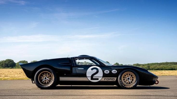 Non solo GT40: dalla Model T al Raptor T1+ per la Dakar, in pista con la storia da corsa della Ford
