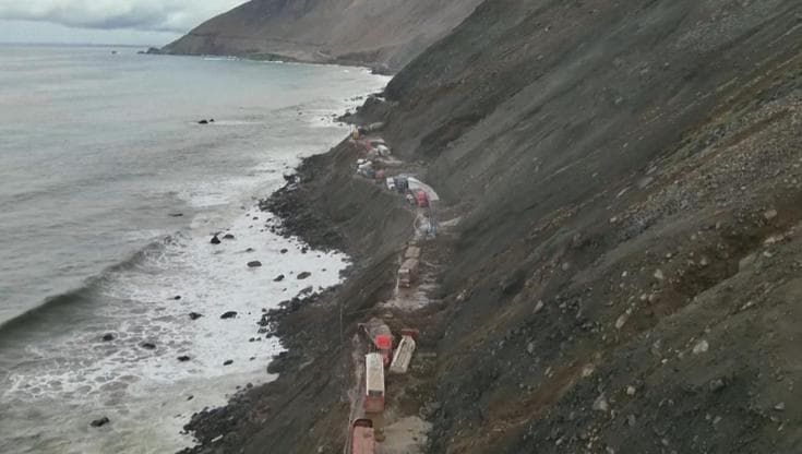 Perù, rocce e fango invadono la strada costiera: centinaia di veicoli bloccati da una frana