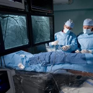 Cuore: crescono gli interventi senza bisturi per le valvole, calano le angioplastiche