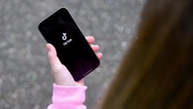 Social e minori, la richiesta a TikTok della Commissione UE è corretta. Non basta vietare l’accesso