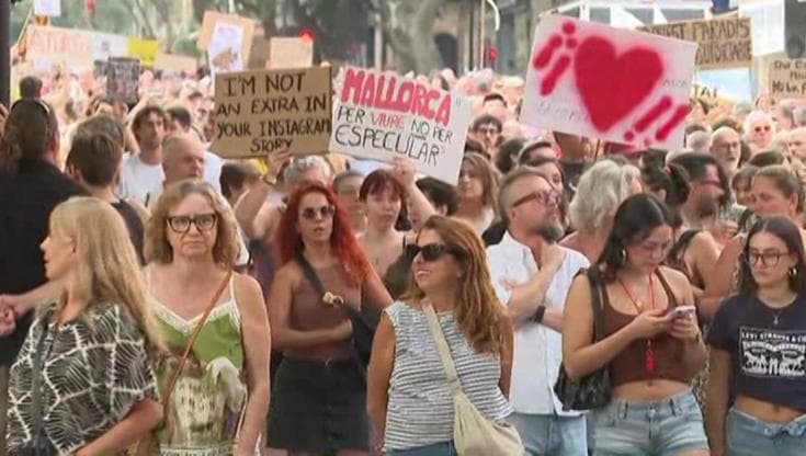 Baleari, la protesta contro l'overtourism: "Via da Maiorca"