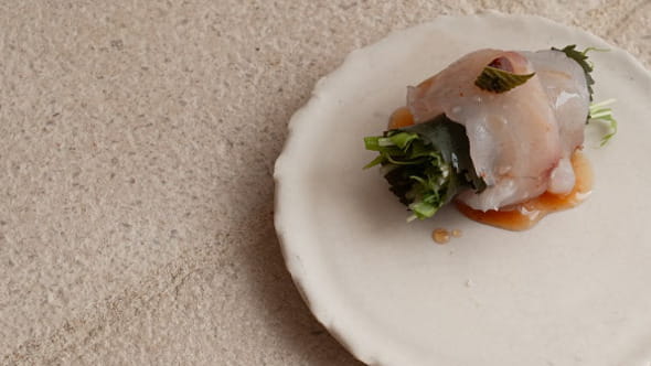 Il ristorante di Parigi dove la cucina diventa un romanzo da 15 portate e 10 posti