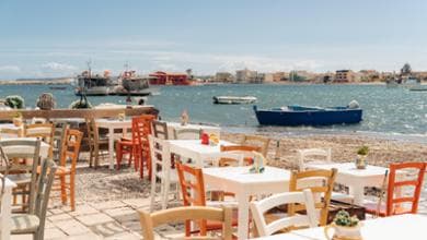 Un pranzo vista mare prima di imbarcarsi: alla scoperta dei dintorni golosi dei porti del Sud