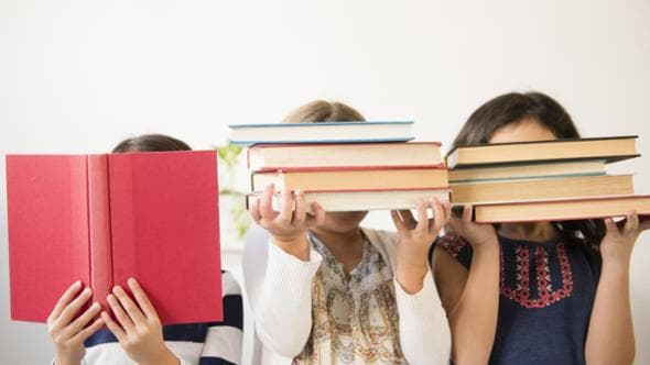 "Perché mio figlio non vuole fare i compiti per le vacanze?". I consigli per farli senza stress