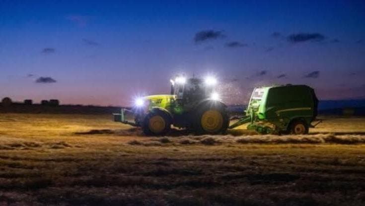Troppo caldo, si lavora di notte: l’agricoltura cambia ritmo