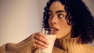 Latte intero come lo scremato: tre porzioni non fanno ingrassare (né aumenta il colesterolo)