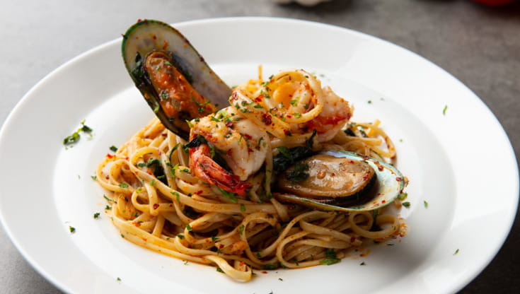 Il trionfo degli spaghetti allo scoglio. In vacanza gli italiani ordinano gli anni Ottanta