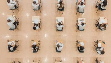 Perché le IA fanno fatica a prevenire le stragi nelle scuole