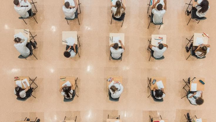 Perché le IA fanno fatica a prevenire le stragi nelle scuole
