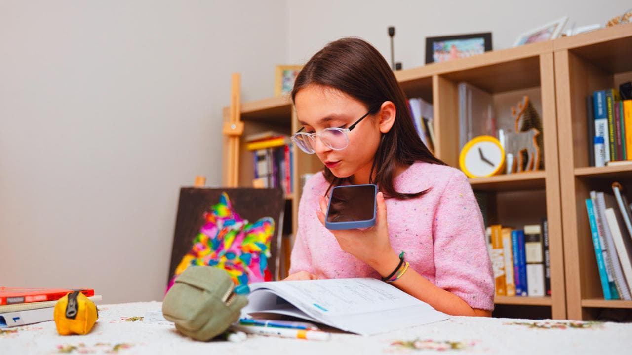 OpenAI lancia ChatGpt per gli adolescenti: stima dell’età, più filtri e avvisi ai genitori