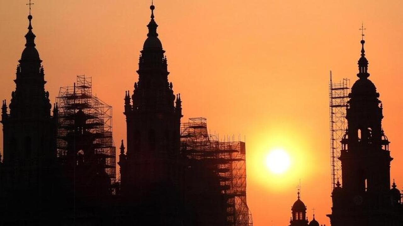 Zaino in spalla ma non solo, 8 consigli per affrontare Santiago di Compostela e gli altri cammini