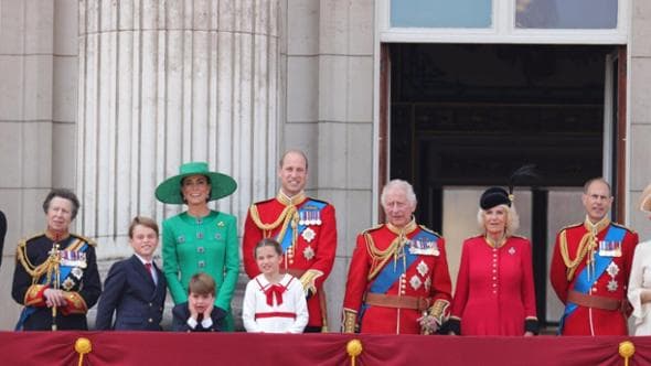 Trooping the colours, la prima parata di re Carlo è a cavallo. Poi tutti sul balcone: da Kate in verde alle smorfie di Louis