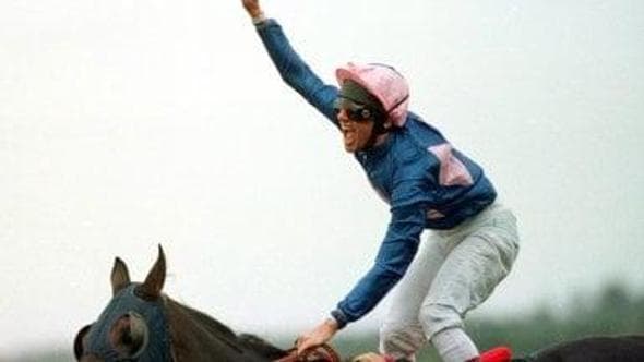 Frankie Dettori lascia le corse: "La mia vita al galoppo, dall'incidente in aereo ai drink con la regina"