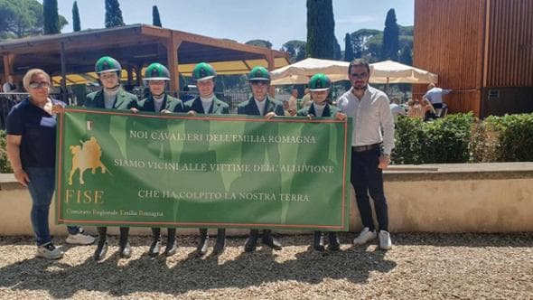 A Piazza di Siena il gesto dei cavalieri che non dimenticano l'alluvione
