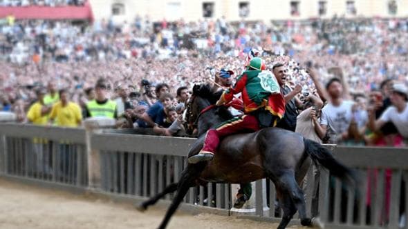 Al Palio di Siena Tittia “il freddo”, ancora un trionfo per il fantino dei record