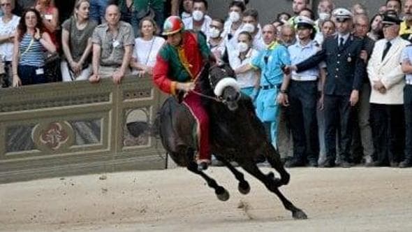 Siena, il Drago vince per un soffio il Palio della rinascita