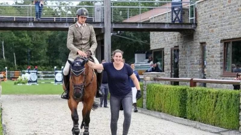 Vita da groom: ecco chi sono (e come lavorano) le donne e gli uomini che si prendono cura dei cavalli dei campioni