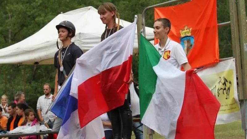 Talento e precisione del tiro con l'arco a cavallo: spettacolo di francesi, polacchi e svizzeri a Rocca Sinibalda
