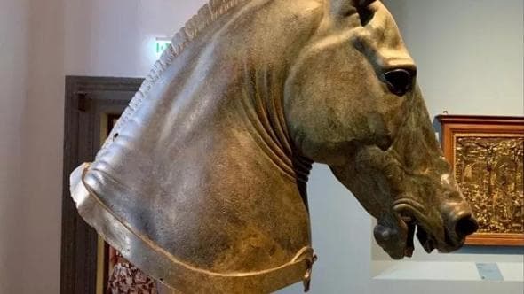 Virgilio, Donatello e il mistero del cavallo Carafa