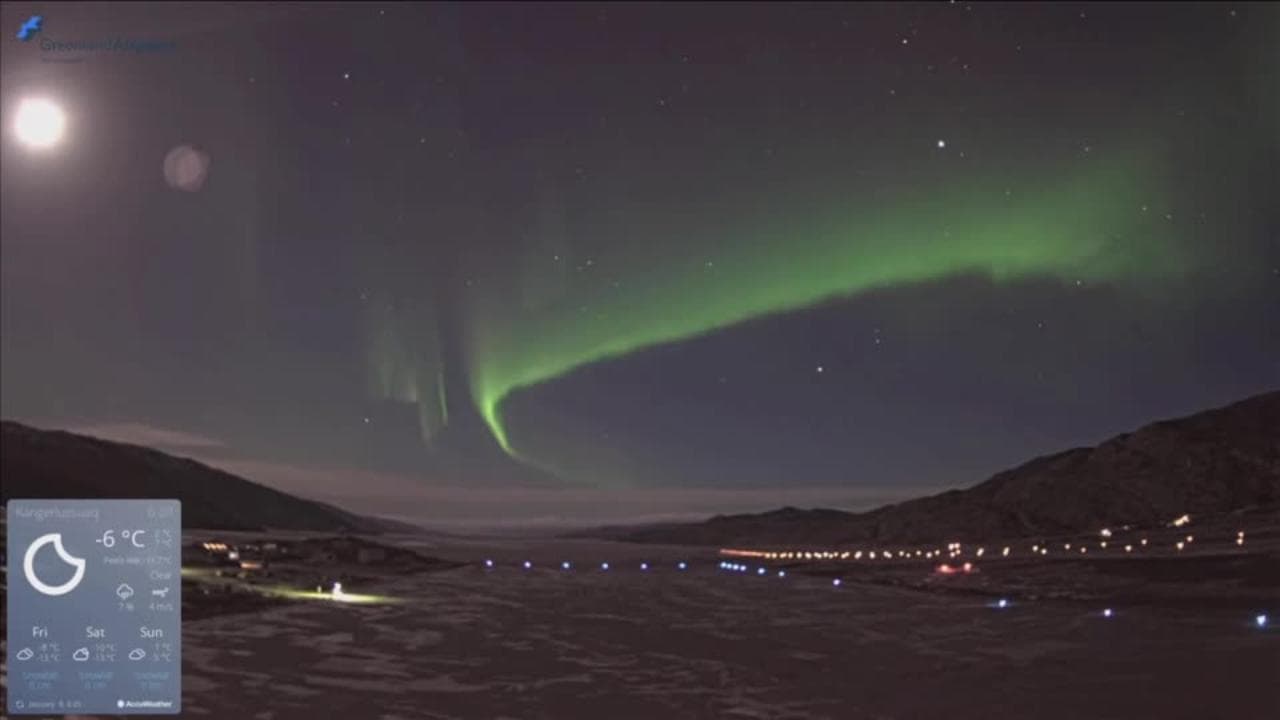 Groenlandia, la spettacolare aurora boreale ripresa sopra l'aeroporto di Kangerlussuaq