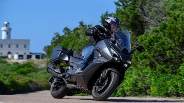 La carica degli scooter Sym: comfort e versatilità gli assi di Cruisym 400 e del maxi Ttlbt. Il test