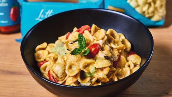 Orecchiette baresi, con fave, datterini rossi, stracchino e menta
