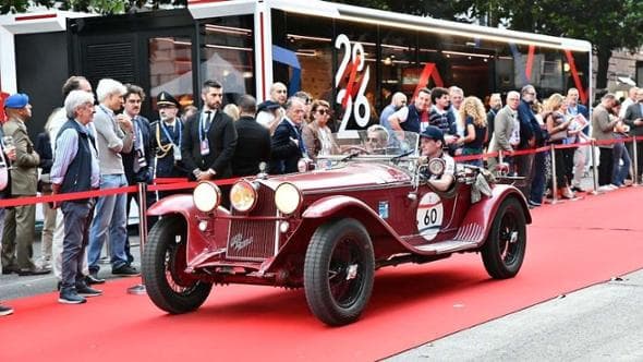 La 1000 Miglia al giro di boa a Roma con la tradizionale passerella a via Veneto. Le classifiche