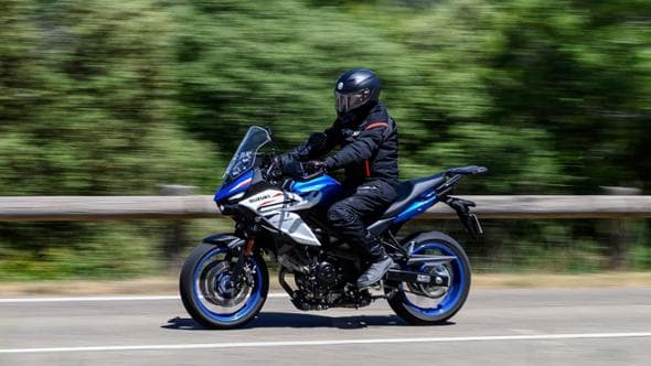 Suzuki SV-7GX, come va su strada il crossover medio V-Twin da 7.990 euro