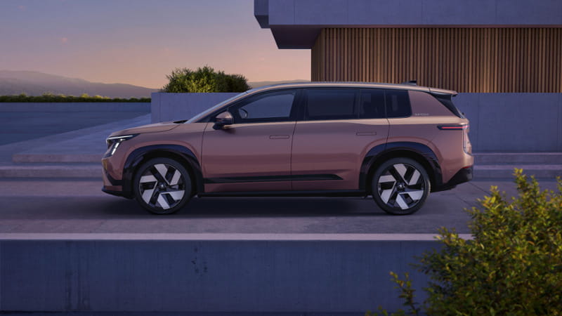 Skoda presenta Peaq, l’ammiraglia elettrica a ruote alte a 7 posti che arriva a 610 km di autonomia