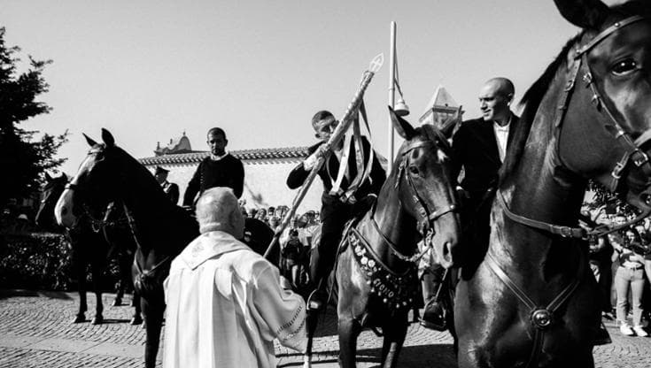 I cavalieri del (Santo) Imperatore. Fede, cavalli e coraggio nell’Ardia di San Costantino
