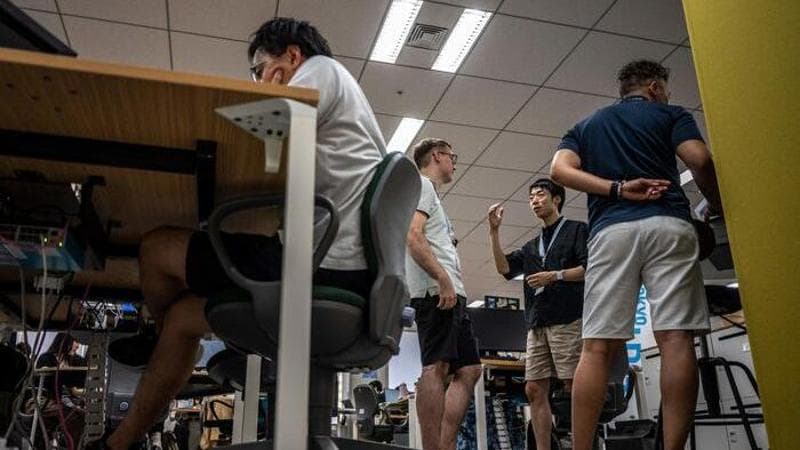 Bermuda al lavoro, anche l’Europa sdogana i pantaloni corti sotto la scrivania