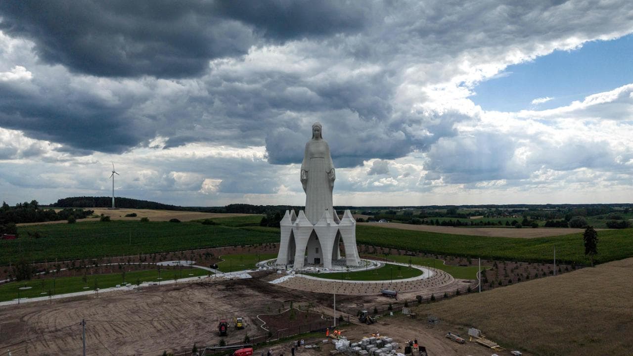 Polonia vara la statua mariana più alta d’Europa. Sponsor? Non il vescovo ma un magnate in Maybach