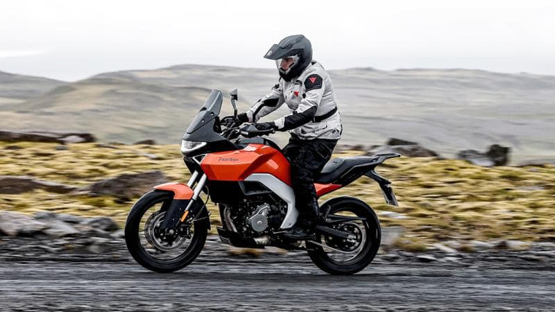 Il mito Norton Atlas risorge in versione crossover tra i vulcani dell’Islanda