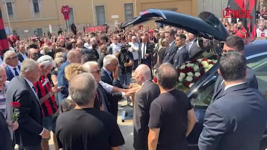 "Baresi uno di noi", i cori dei tifosi per lo storico capitano del Milan alla fine del funerale