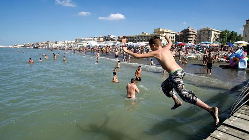 Libero tuffo in libera spiaggia