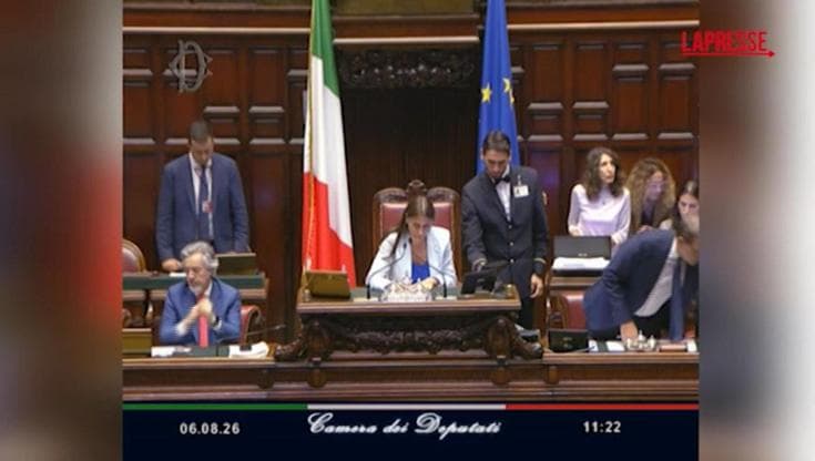 Addio a Francesco Guccini, l'annuncio della morte alla Camera e l'applauso dei deputati