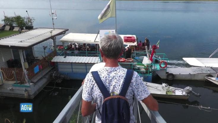 Emergenza siccità, il viaggio in battello sul Po in secca: "Il problema siamo noi"