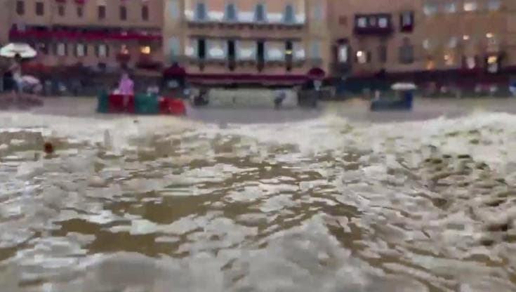 Temporale su Siena, il Palio rinviato a oggi