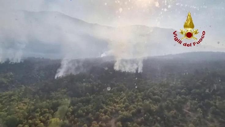 Incendi: ancora fiamme su Monte Morrone in Abruzzo, la riprese dall'elicottero